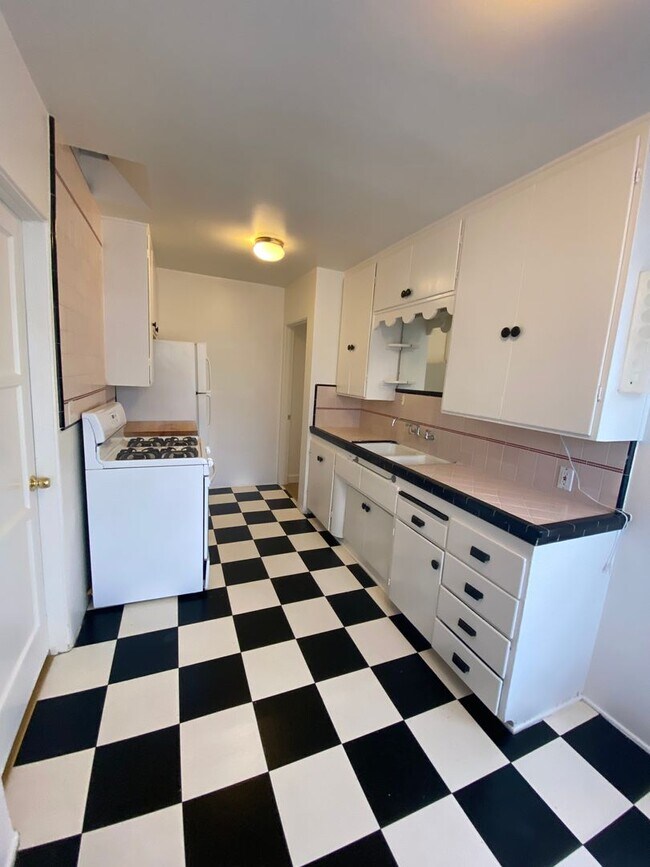 Building Photo - Cute 3 Bedroom 2 bath home located near SD...