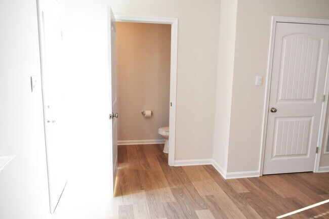 Building Photo - Stunning NEW Townhouse in Heritage Trace!