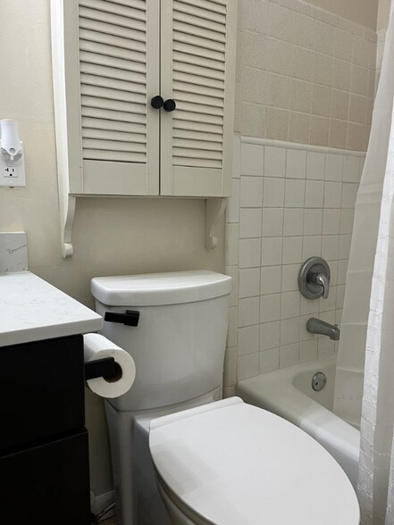 Building Photo - 1807 W 4th St