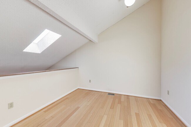 Building Photo - Top Floor 1-2 bed w/ a loft [ can be a 2nd BEDROOM] plus  1.5 Baths and SECURE GARAGE SPACE