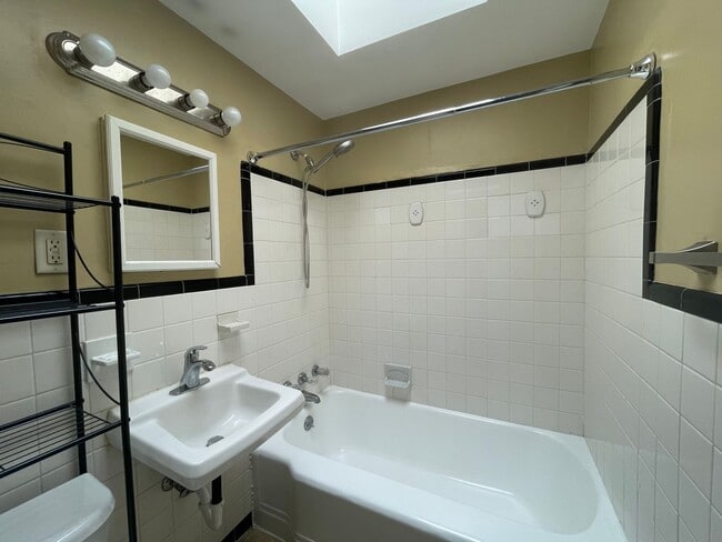 Building Photo - 3 Bedroom Single Family Home in Harrisburg!