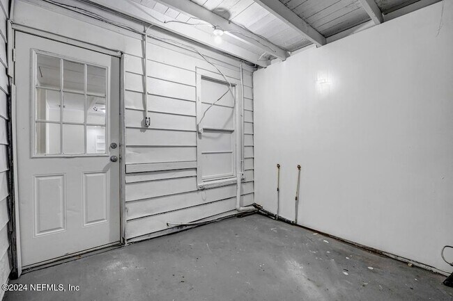 Building Photo - 5905 Diamond St