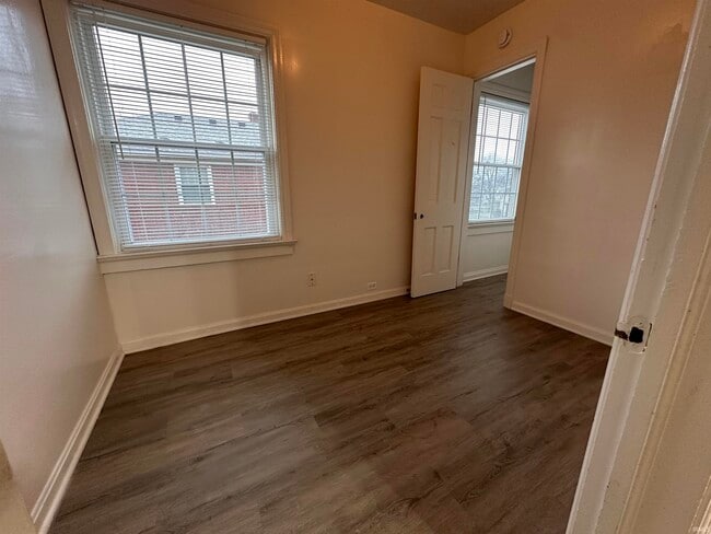 Building Photo - 909 Lincoln Ave