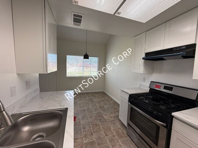 Building Photo - 1601 Cactus Dr