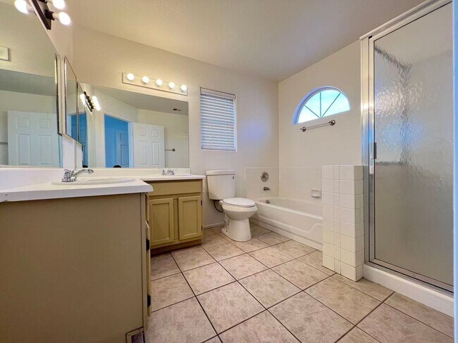 Building Photo - Stunning 5 bedroom, 2.5 bathroom home