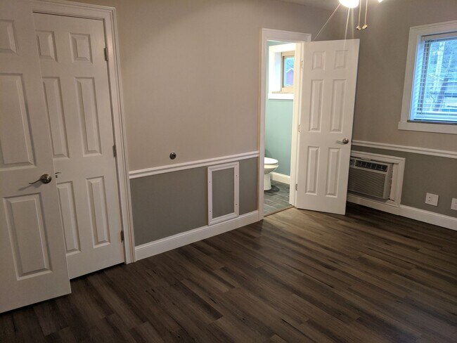 Building Photo - Gorgeous  1BR Condo Near UTK | Parking, On-site Laundry