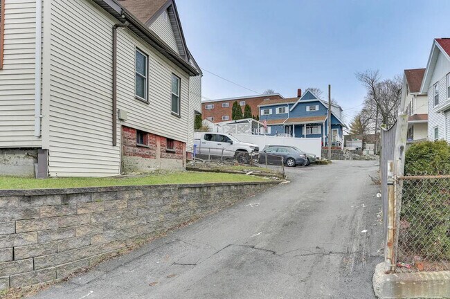 Building Photo - 467 Ferry St