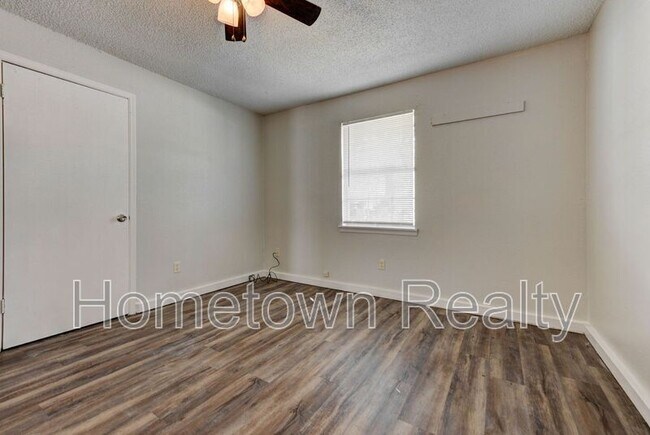 Building Photo - 208 W Shadywood Dr