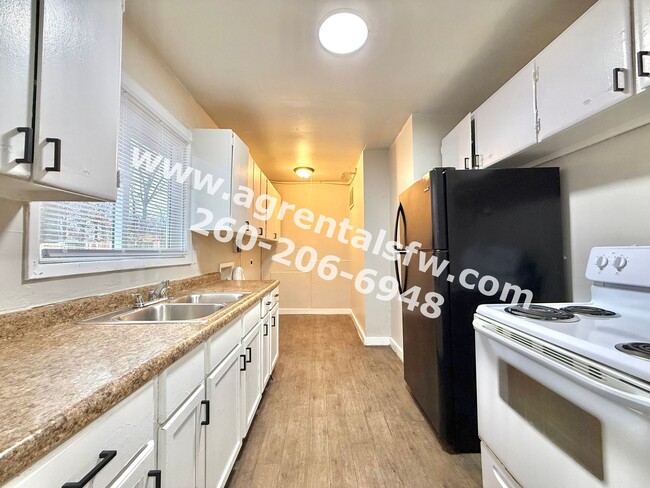 Building Photo - 3 Bedroom