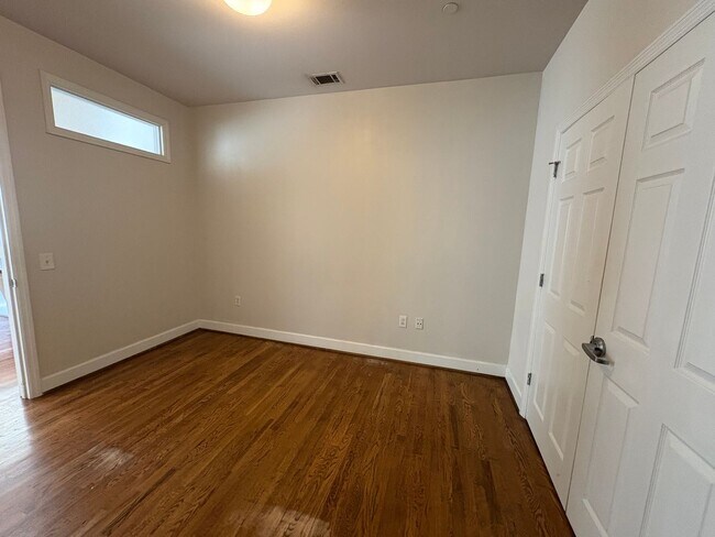 Building Photo - 490 Poplar St