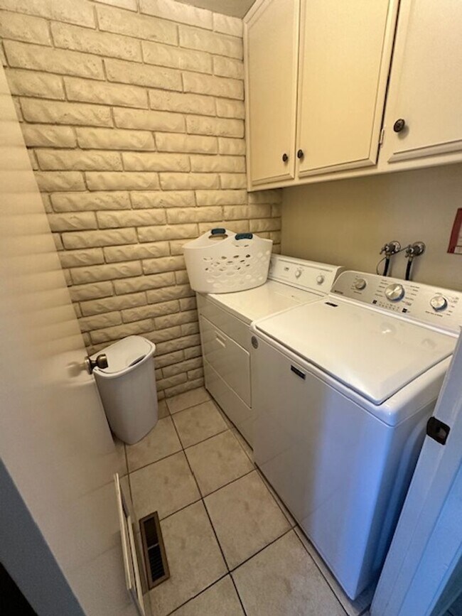 Building Photo - Condo with beautiful channel views availab...