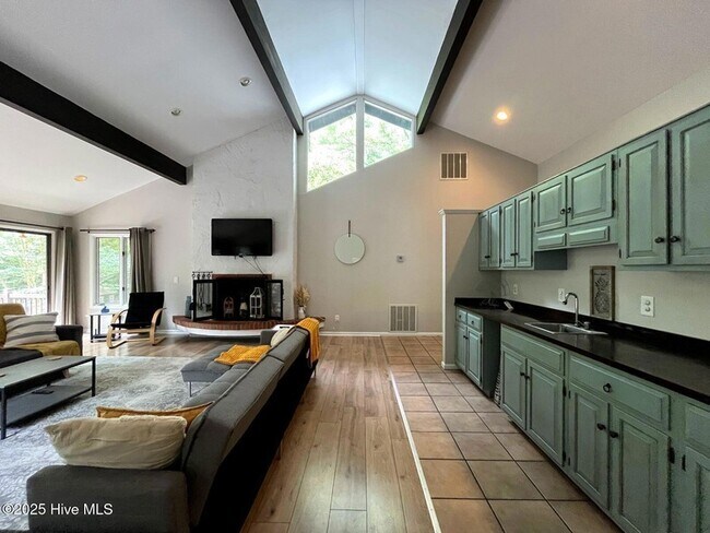 Building Photo - 1010 Monticello Dr