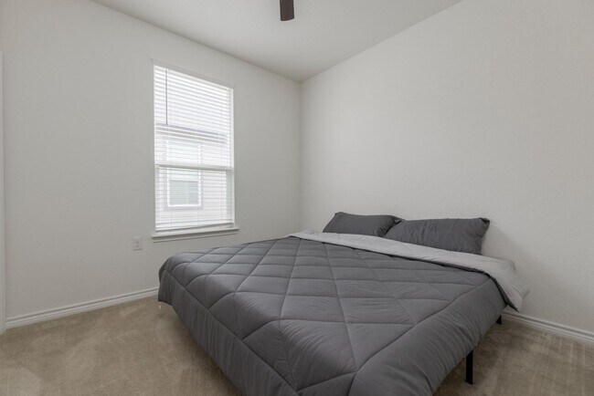 Building Photo - 6422 Hibiscus Falls