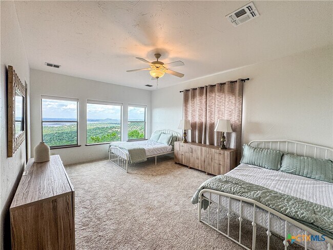 Building Photo - 2000 Village Oak