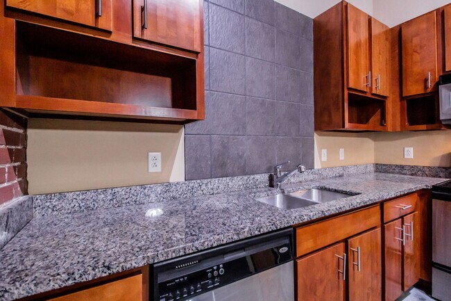 Building Photo - Gorgeous Loft-Ask About our Move in Specia...