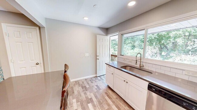 Building Photo - 32 Marion St