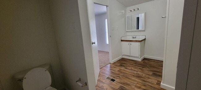 Building Photo - Ready to Move in