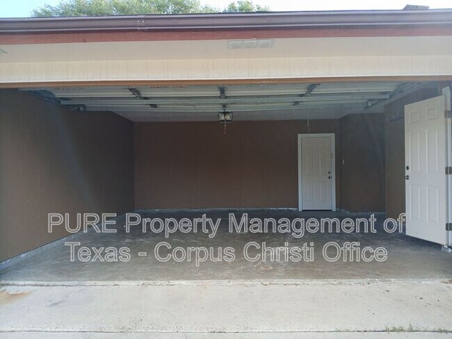 Building Photo - 2255 Lombardy Dr