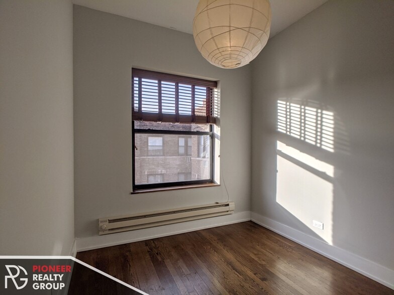 Building Photo - 736 W Addison St