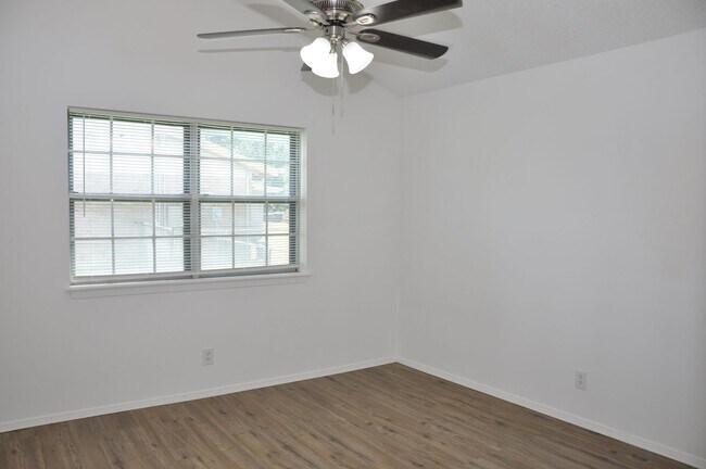 Building Photo - 2 Bedroom 1 Bath 1 Car Garage in Heart of ...