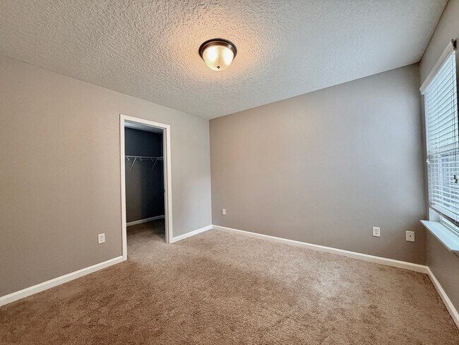 Building Photo - Spacious 5-Bedroom Home with Over 3,000 Sq. Ft. in a Fantastic Community!