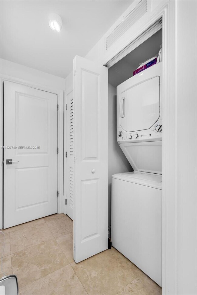 Building Photo - 1650 Galiano St