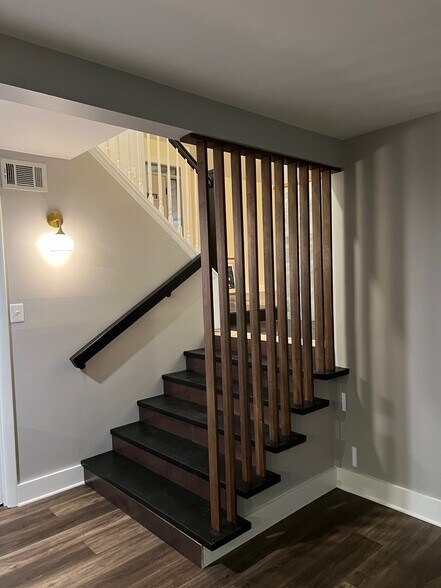 Building Photo - 220 Sugarland Run Dr