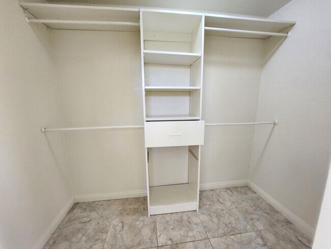 Building Photo - 137 Windy Creek Ave