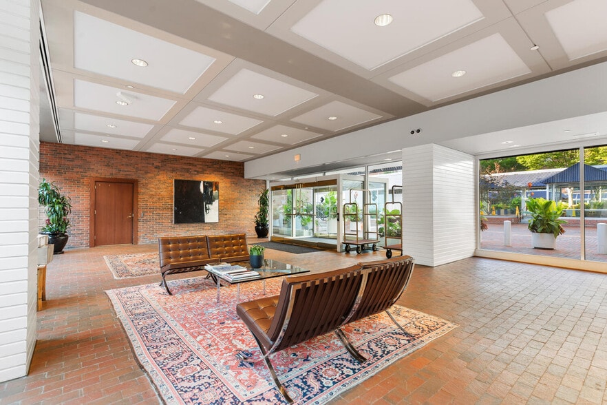 Building Photo - 975 Memorial Dr