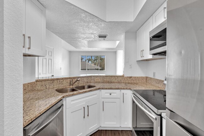 Building Photo - 725 SW 148th Ave