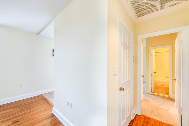 Building Photo - Sun Drenched Top Floor Dupont Circle One B...