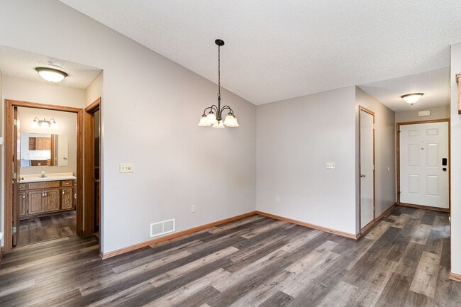 Building Photo - 2 Bed | 1 Bath Updated One Level Home