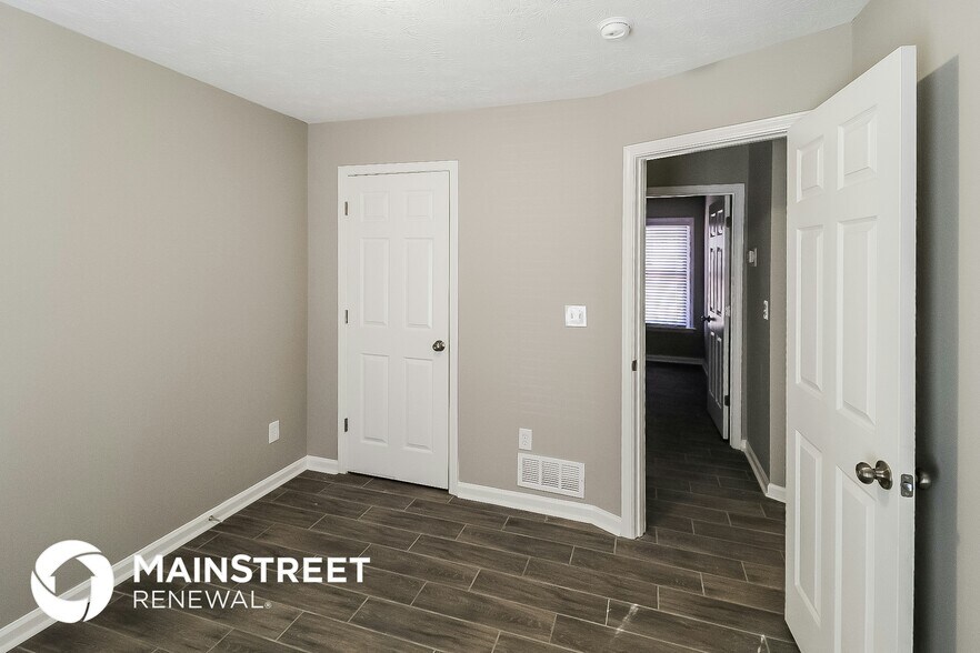 Building Photo - 25 E Country Woods Dr