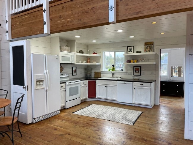 Building Photo - Cottage in Oregon Water Wonderland - Available for a Short Term Lease