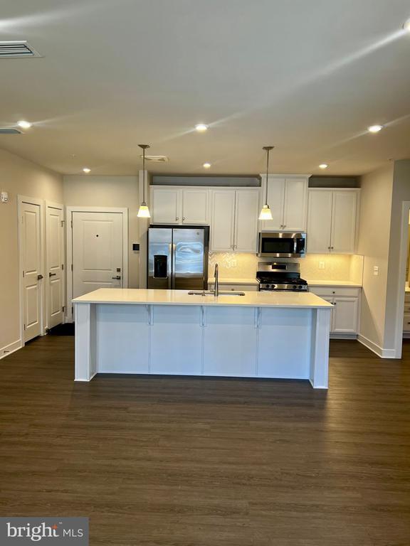 Building Photo - 10421 Resort Road