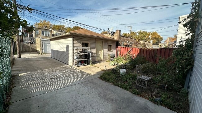 Building Photo - 5830 N Artesian Ave