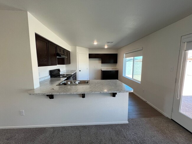 Building Photo - NEWER 3 BEDROOM HOME!