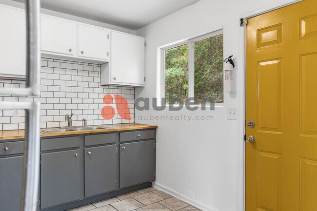 Building Photo - 3 Bedroom Home in St. Elmo! $350 off your first month's rent!