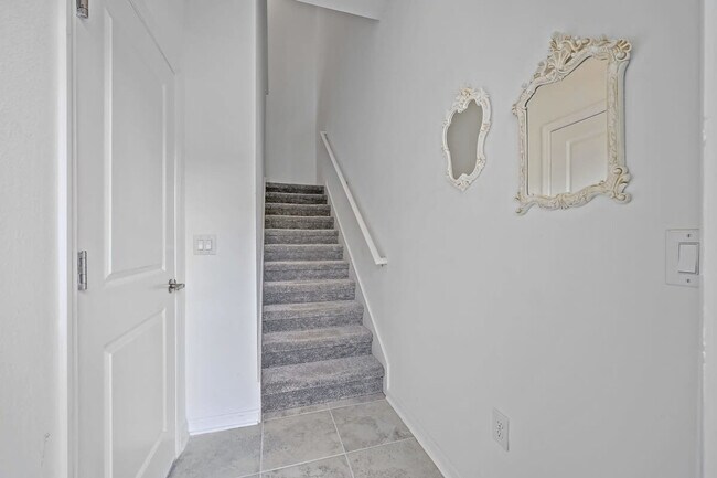 Building Photo - 1053 Splash Shot Pl