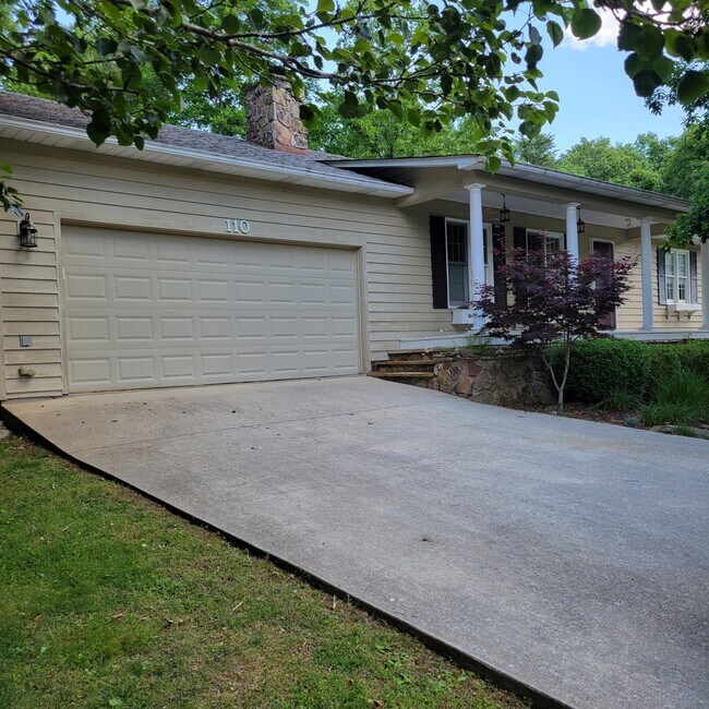 Building Photo - 110 Hilton Ln