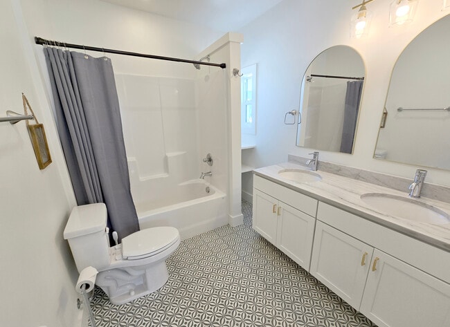 Building Photo - 121 S Miller St