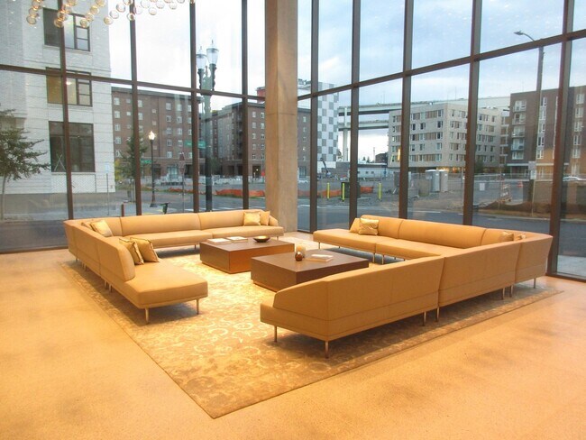 Building Photo - Vista Condominiums - 1 bedroom/1 bath Pearl District condo w/parking/storage/amenities/most utili...