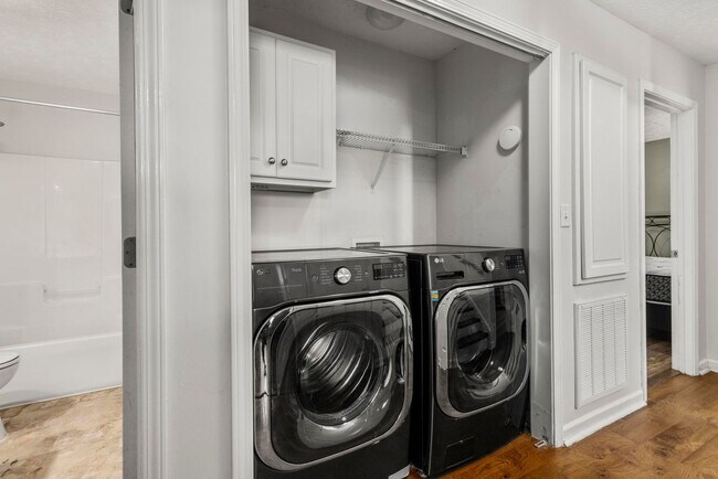 Building Photo - 5 Bedroom House in Auburn - Up to 5 unrela...
