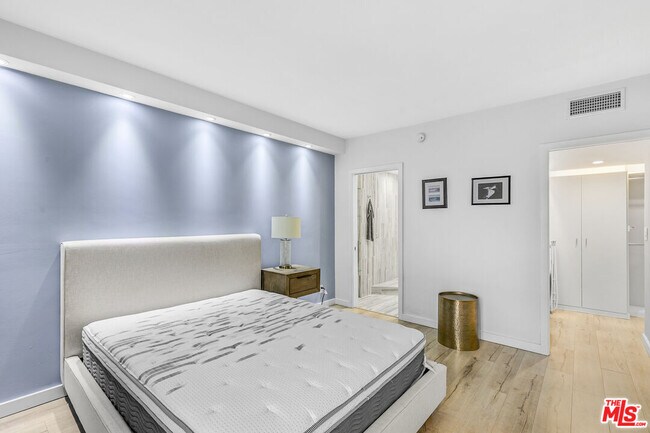 Building Photo - 1131 Alta Loma Rd