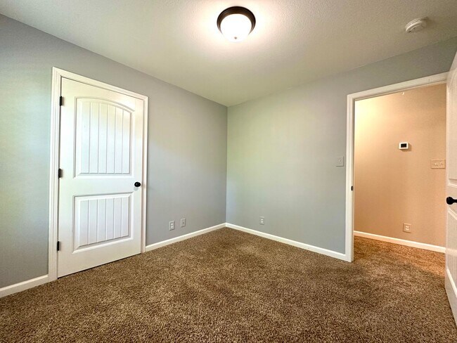 Building Photo - Spacious 3-Bedroom Home with Fenced Yard & Garage!