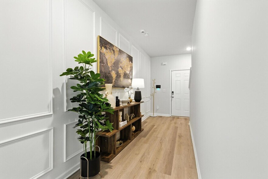 Building Photo - 611 W Vincent Dr