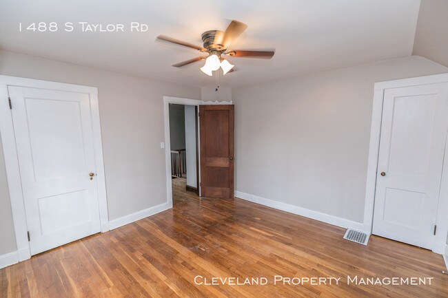 Building Photo - Charming 3 Bedroom Home
