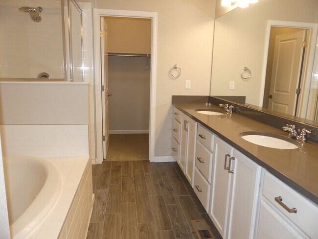 Building Photo - 3 Bedrooms! Close to the Mountains! 2 Car ...