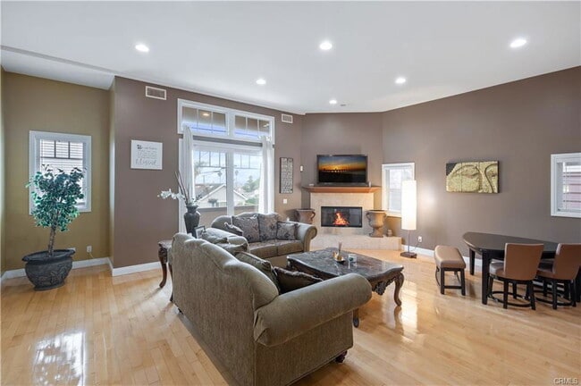 Building Photo - 3533 S Kerckhoff Ave