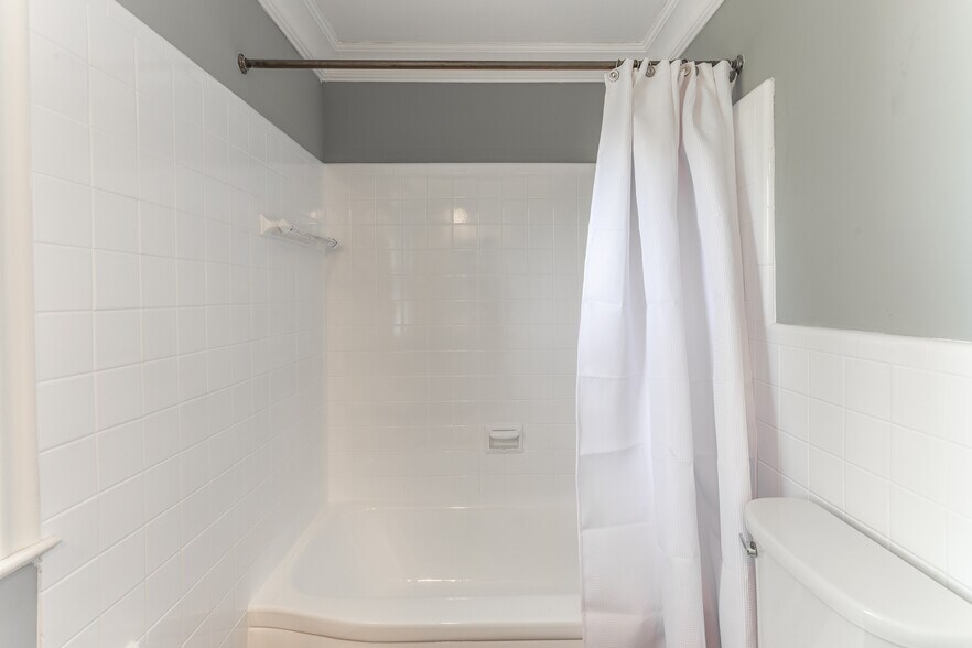 Building Photo - 906 Putney St